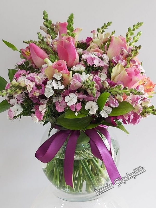 Vazoda İthal Güller ve Kır Çiçekleri