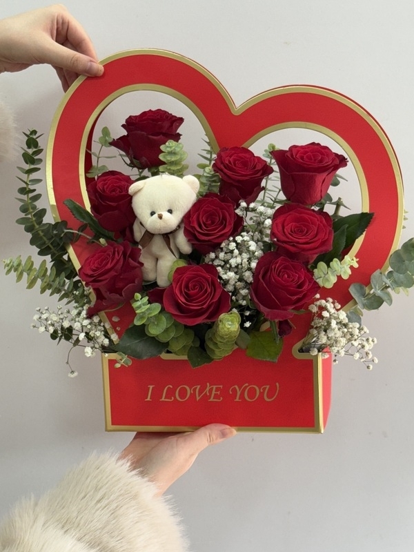 Kalp Kutuda Kırmızı Güller