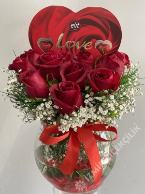 Vazoda 11 Kırmızı Gül ve Çikolata