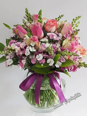 Vazoda İthal Güller ve Kır Çiçekleri